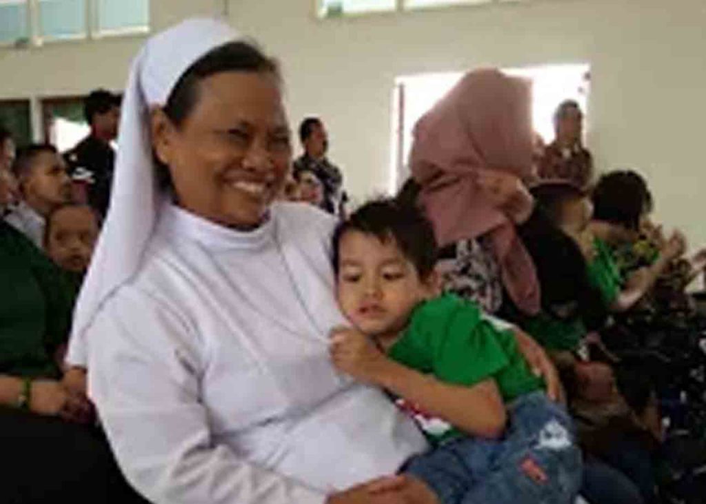 Bekerjasama dengan Lembaga Lain biarawati