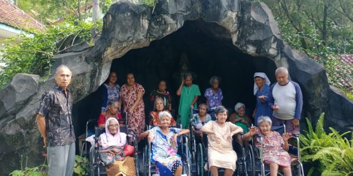 Rabu Abu adalah waktu untuk mengosongkan diri dari ego, agar kita bisa dipenuhi oleh kasih-Nya yang tak terbatas. Dan apabila kamu berpuasa, janganlah muram mukamu seperti orang munafik.(Matius 61 (3)