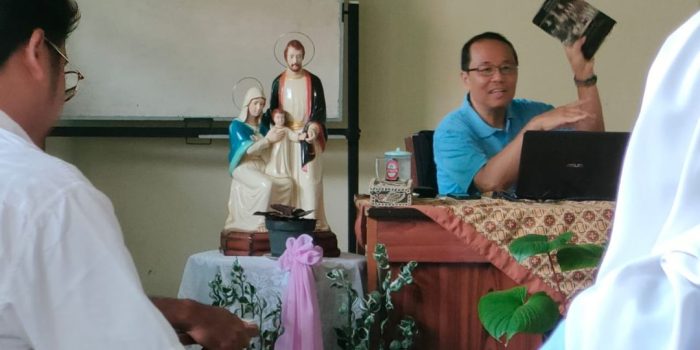 Rabu Abu adalah waktu untuk mengosongkan diri dari ego, agar kita bisa dipenuhi oleh kasih-Nya yang tak terbatas. Dan apabila kamu berpuasa, janganlah muram mukamu seperti orang munafik.(Matius 61 (1)
