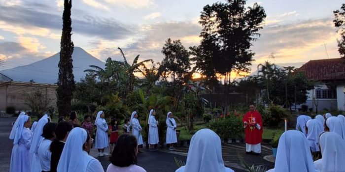 Rabu Abu adalah waktu untuk mengosongkan diri dari ego, agar kita bisa dipenuhi oleh kasih-Nya yang tak terbatas. Dan apabila kamu berpuasa, janganlah muram mukamu seperti orang munafik.(Matius 61 (14)